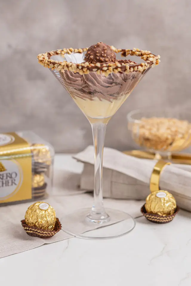 Vorschau Schokodessert im Glas dekoriert mit Ferrero Rocher 