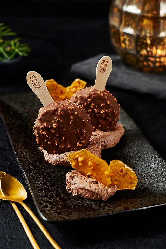 Ferrero Rocher Eis Classic mit Rosmarin-Krokant und Schokomousse 