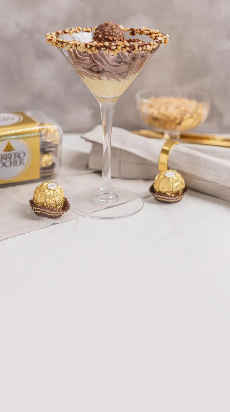 Schokodessert im Glas dekoriert mit Ferrero Rocher 